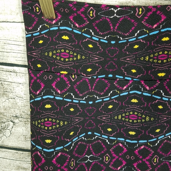 NWT Lularoe cassie Skirt Size S.

Waist approx: 28 - Picture 2 of 6